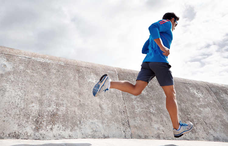 Vue et running : homme qui court avec une paire de solaires adaptées pour plus de confort