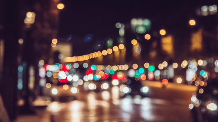 Vue et conduite : la conduite de nuit peut être compliquée à cause de certains éclairages qui peuvent vous éblouir, ou du manque de luminosité. .